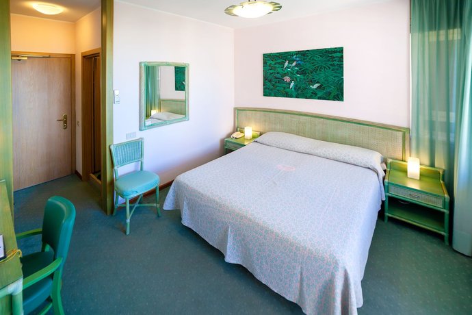 Imagen de la habitación del Hotel American, Lignano Sabbiadoro. Foto 15