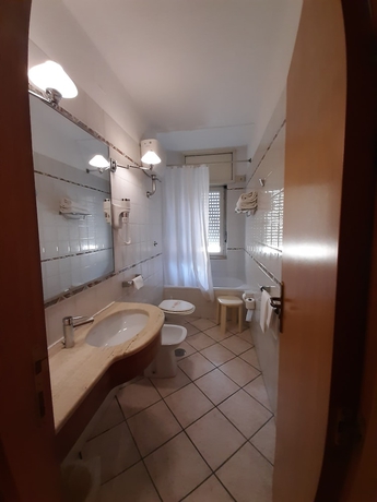 Imagen de la habitación del Hotel American, Pozzuoli. Foto 8