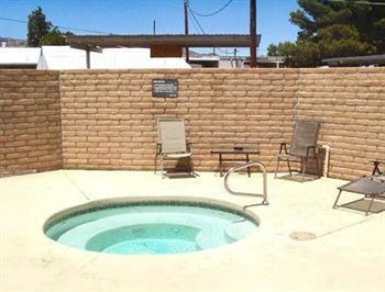 Imagen de la piscina del Hotel American Regency Suites. Foto 5