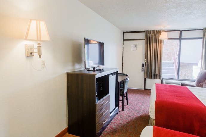 Imagen de la habitación del Hotel Americana Inn, A Travelodge By Wyndham. Foto 3