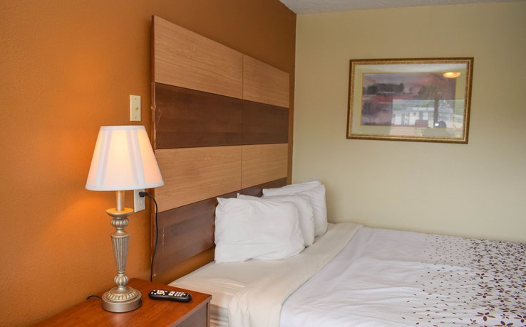 Imagen de la habitación del Hotel Americana Inn, A Travelodge By Wyndham. Foto 9