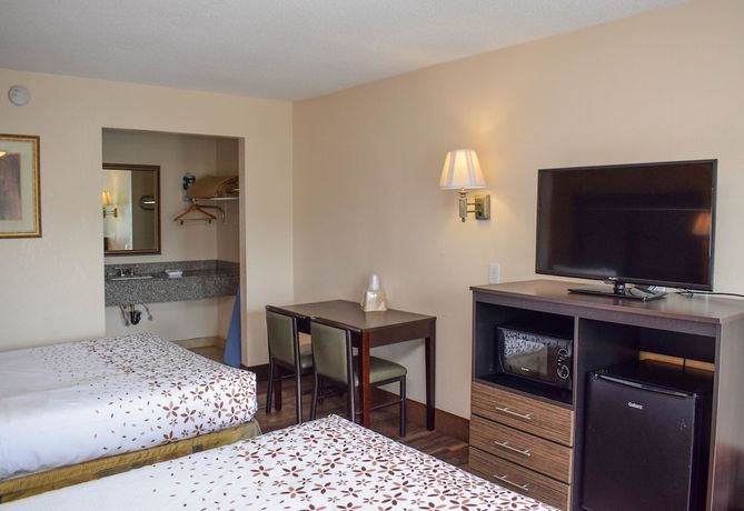 Imagen de la habitación del Hotel Americana Inn, A Travelodge By Wyndham. Foto 13