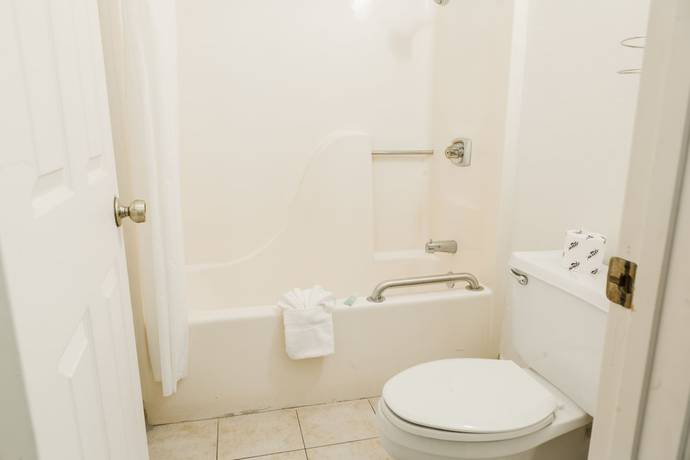 Imagen de la habitación del Hotel Americana Inn, A Travelodge By Wyndham. Foto 16