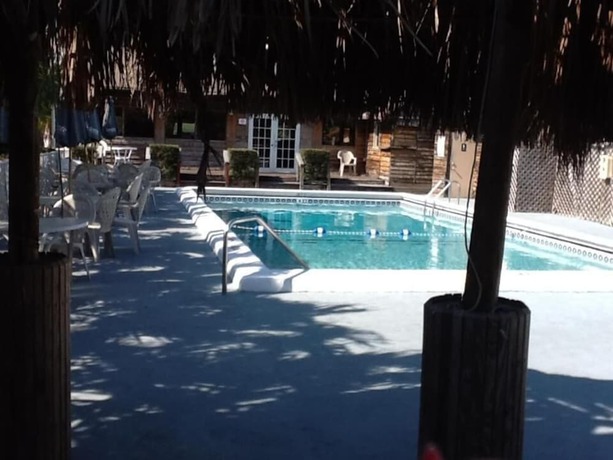 Imagen de la piscina del Hotel Americas Best Inn and Suites Fort Lauderdale North. Foto 20