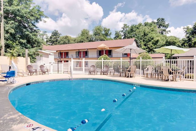 Imagen de la piscina del Hotel Americas Best Value Inn Aiken, Aiken. Foto 14