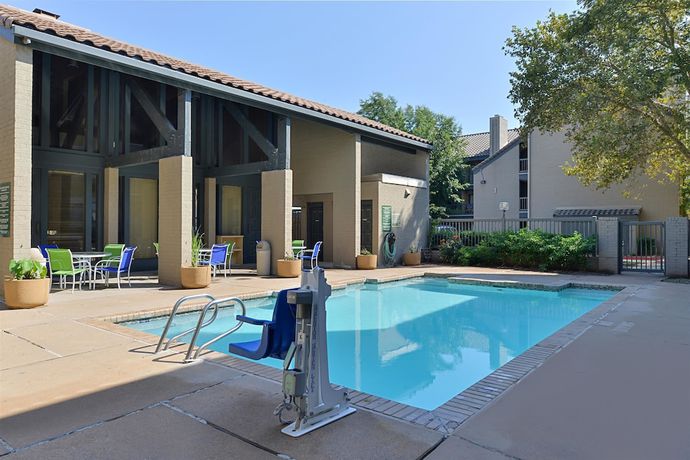 Imagen de la piscina del Hotel Americas Best Value Inn And Suites Extended Stay Tulsa. Foto 20