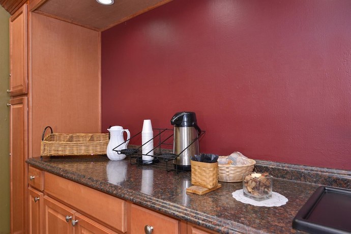 Imagen del bar/restaurante del Hotel Americas Best Value Inn And Suites Kansas City. Foto 4