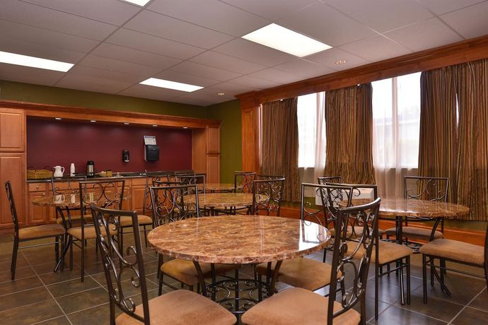 Imagen del bar/restaurante del Hotel Americas Best Value Inn And Suites Kansas City. Foto 5
