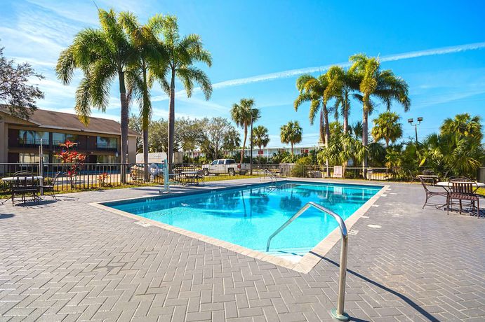 Imagen de la piscina del Hotel Americas Best Value Inn And Suites Melbourne. Foto 17