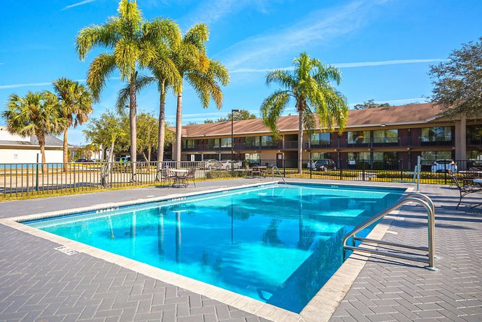 Imagen de la piscina del Hotel Americas Best Value Inn And Suites Melbourne. Foto 18
