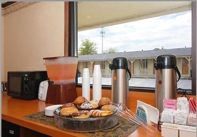 Imagen del bar/restaurante del Hotel Americas Best Value Inn And Suites Warren Detroit. Foto 2