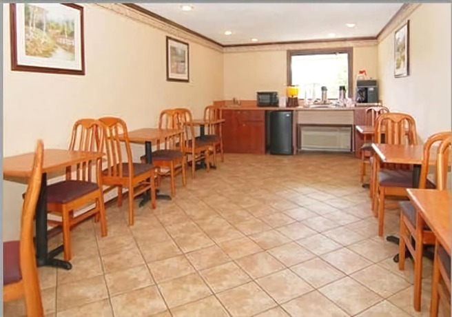 Imagen del bar/restaurante del Hotel Americas Best Value Inn And Suites Warren Detroit. Foto 3