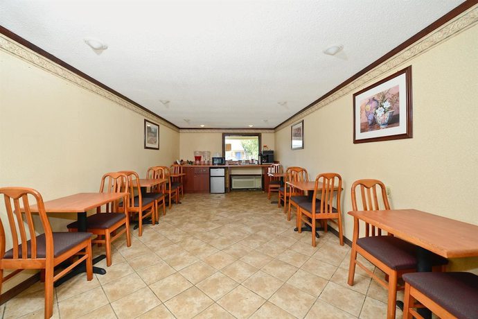 Imagen del bar/restaurante del Hotel Americas Best Value Inn And Suites Warren Detroit. Foto 4