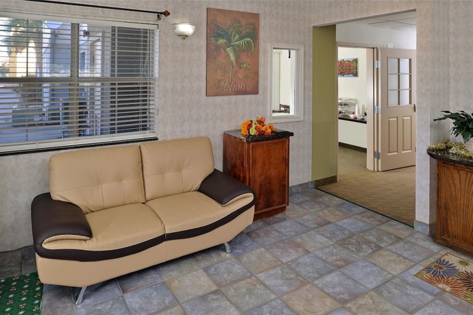 Imagen de los interiores del Hotel Americas Best Value Inn And Suites Winnie. Foto 13