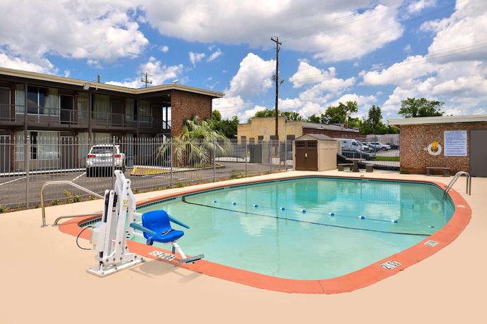 Imagen de la piscina del Hotel Americas Best Value Inn Augusta Historic Downtown. Foto 18