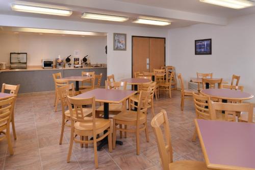 Imagen del bar/restaurante del Hotel Americas Best Value Inn Birch Run. Foto 10