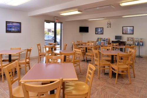 Imagen del bar/restaurante del Hotel Americas Best Value Inn Birch Run. Foto 12