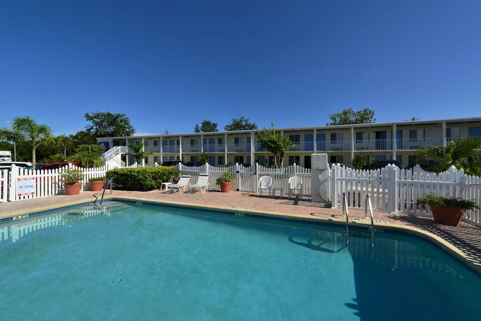 Imagen de la piscina del Hotel Americas Best Value Inn Bradenton Sarasota. Foto 18