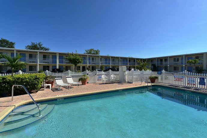 Imagen de la piscina del Hotel Americas Best Value Inn Bradenton Sarasota. Foto 19