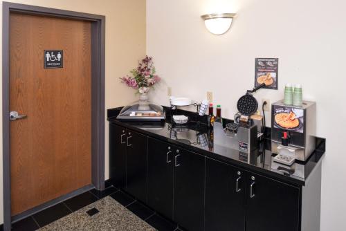 Imagen general del Hotel Americas Best Value Inn Collinsville St. Louis. Foto 8