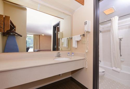 Imagen general del Hotel Americas Best Value Inn Collinsville St. Louis. Foto 12