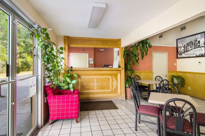 Imagen de los interiores del Hotel Americas Best Value Inn Darien. Foto 20