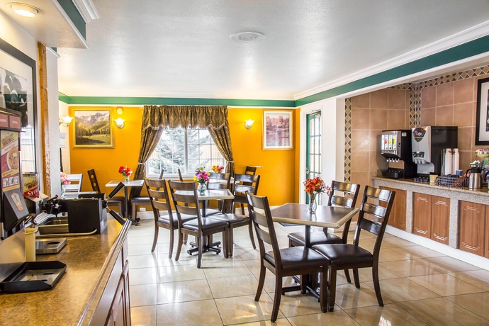 Imagen del bar/restaurante del Hotel Americas Best Value Inn Denver. Foto 4
