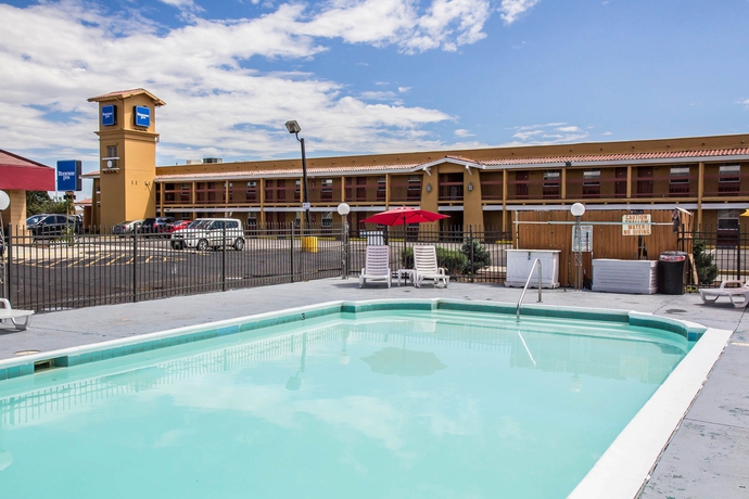 Imagen de la piscina del Hotel Americas Best Value Inn Denver. Foto 16