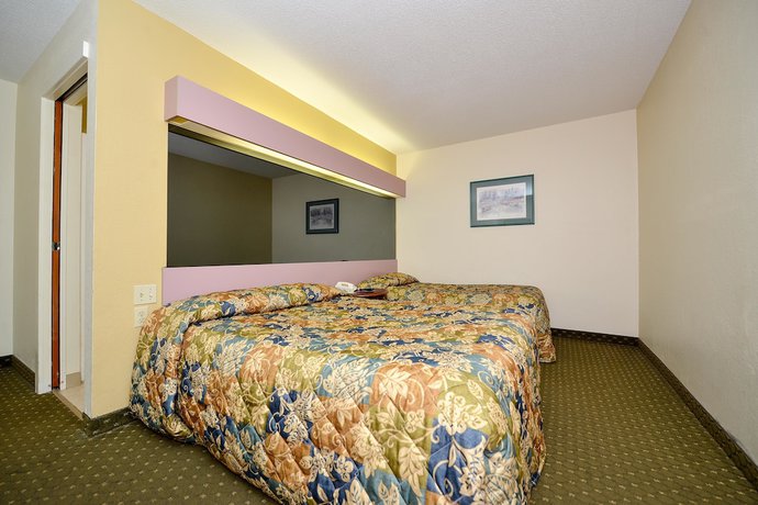 Imagen de la habitación del Hotel Americas Best Value Inn East Syracuse. Foto 8