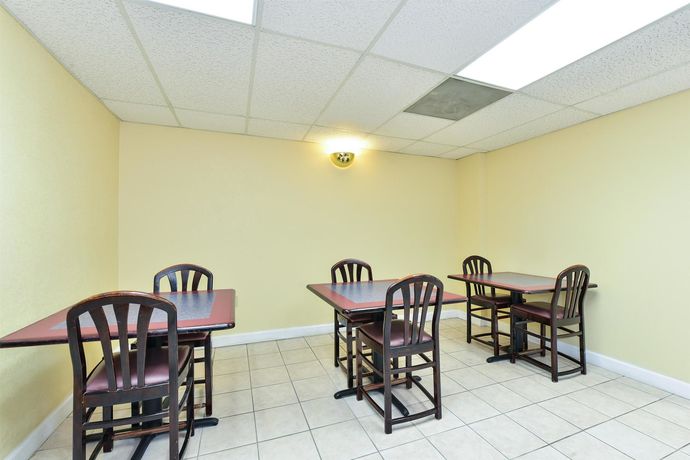 Imagen de los interiores del Hotel Americas Best Value Inn Evansville. Foto 11