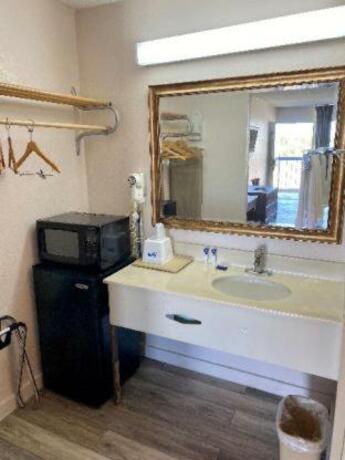 Imagen general del Hotel America\'s Best Value Inn. Foto 35