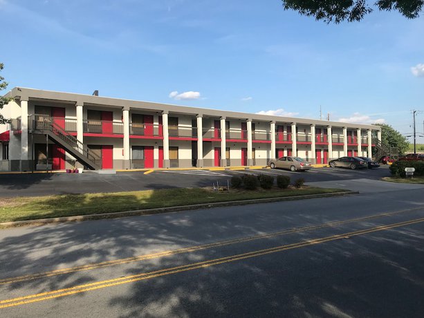 Imagen de los exteriores del Hotel Americas Best Value Inn Ft. Jackson. Foto 13