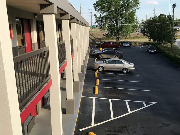 Imagen de los exteriores del Hotel Americas Best Value Inn Ft. Jackson. Foto 14