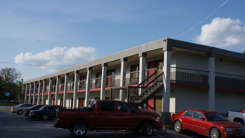 Imagen de los exteriores del Hotel Americas Best Value Inn Ft. Jackson. Foto 16