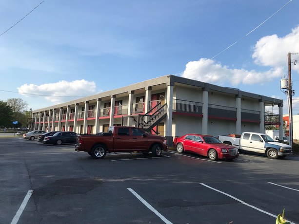 Imagen de los exteriores del Hotel Americas Best Value Inn Ft. Jackson. Foto 18