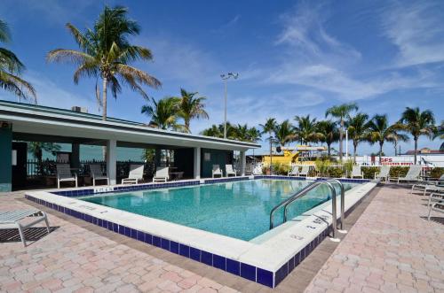 Imagen de la piscina del Hotel Americas Best Value Inn Ft. Myers. Foto 19