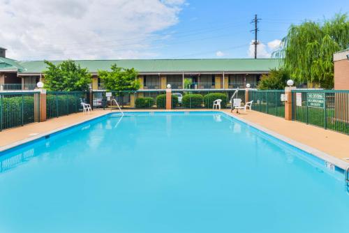 Imagen de la piscina del Hotel Americas Best Value Inn - Goodlettsville. Foto 18
