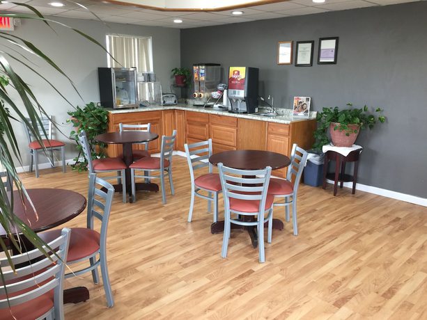 Imagen del bar/restaurante del Hotel Americas Best Value Inn Grain Valley at I-70. Foto 3