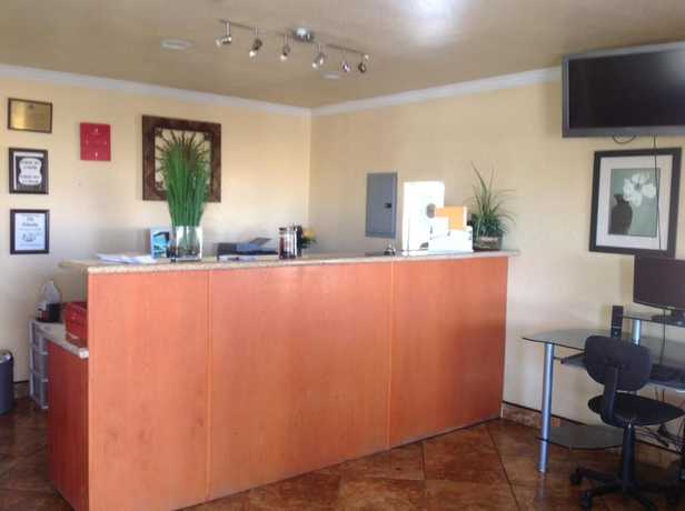 Imagen de los interiores del Hotel Americas Best Value Inn Hanford. Foto 15