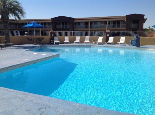 Imagen de la piscina del Hotel Americas Best Value Inn Hanford. Foto 17