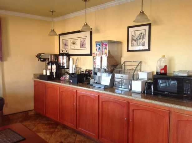 Imagen del bar/restaurante del Hotel Americas Best Value Inn Hanford. Foto 4
