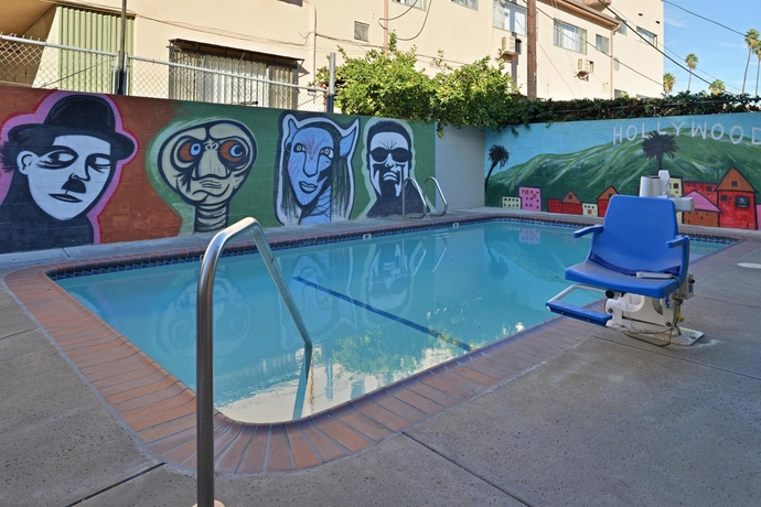 Imagen de la piscina del Hotel Americas Best Value Inn Hollywood Los Angeles. Foto 14