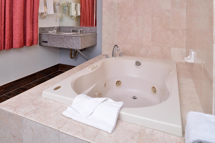 Imagen de la piscina del Hotel Americas Best Value Inn Hollywood Los Angeles. Foto 16