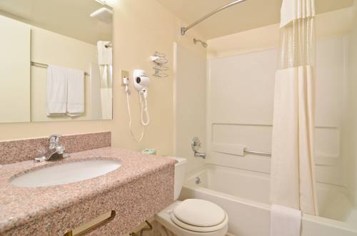 Imagen de la habitación del Hotel America's Best Value Inn Lancaster. Foto 15