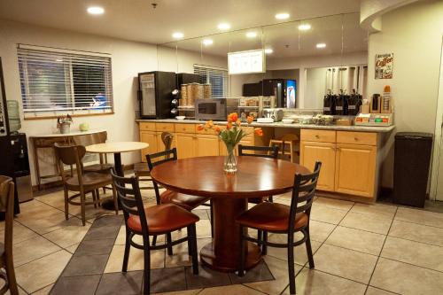 Imagen del bar/restaurante del Hotel Americas Best Value Inn Lynnwood Seattle. Foto 12