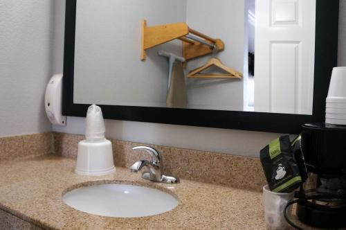 Imagen de la habitación del Hotel Americas Best Value Inn - Milpitas. Foto 11