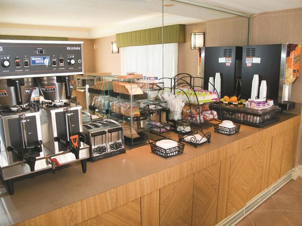 Imagen del bar/restaurante del Hotel Americas Best Value Inn Montgomery, Al. Foto 3