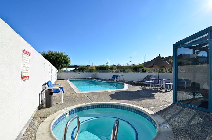 Imagen de la piscina del Hotel Americas Best Value Inn Novato Marin Sonoma. Foto 17