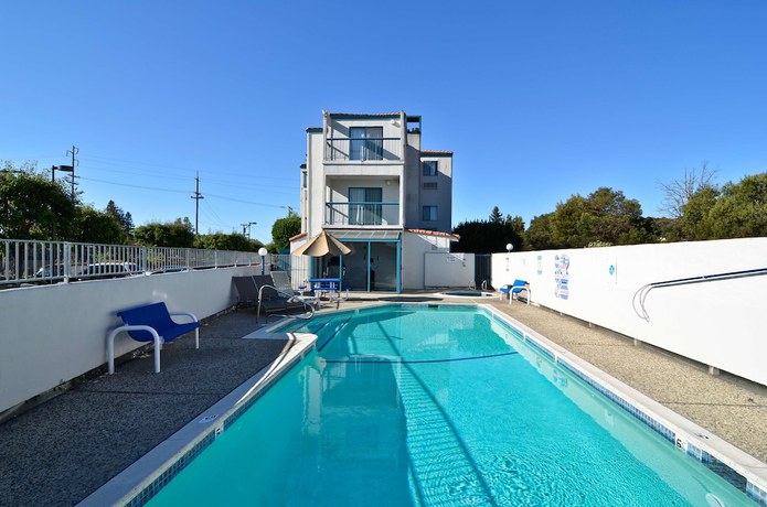 Imagen de la piscina del Hotel Americas Best Value Inn Novato Marin Sonoma. Foto 18
