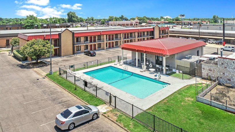 Imagen de la piscina del Hotel Americas Best Value Inn Paris. Foto 18